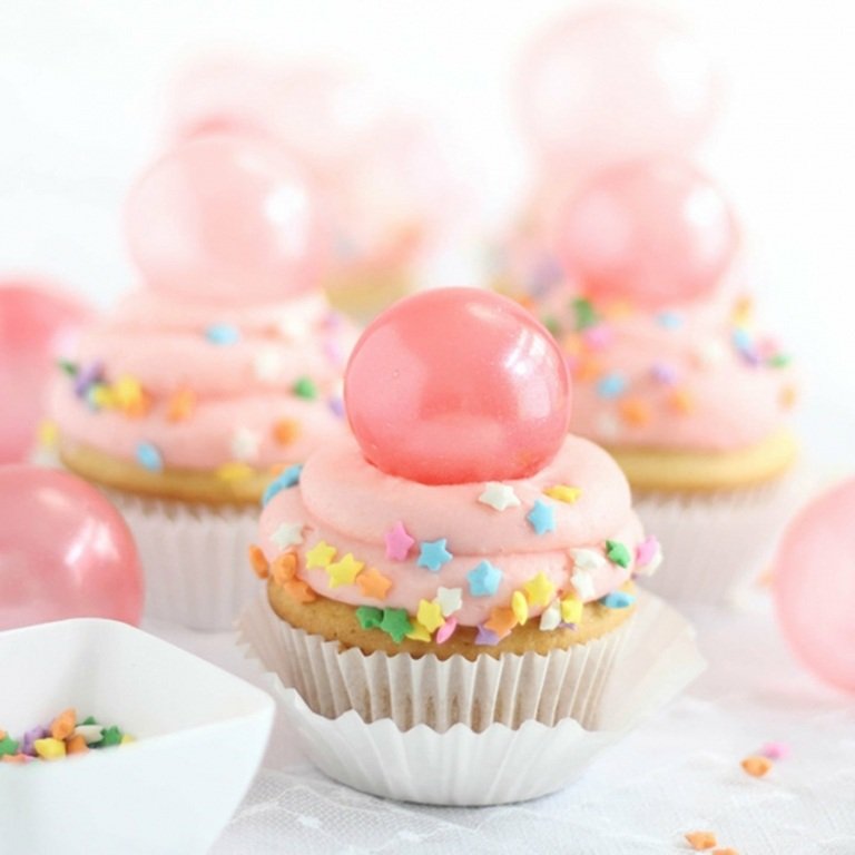 Romantiska muffins med rosa toppning, stjärnformade strössel och rosa gelatinbollar