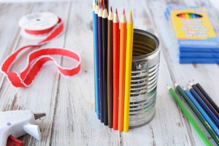 Presentidé för lärare - klä upp lådan med färgpennor och använd den som en vas