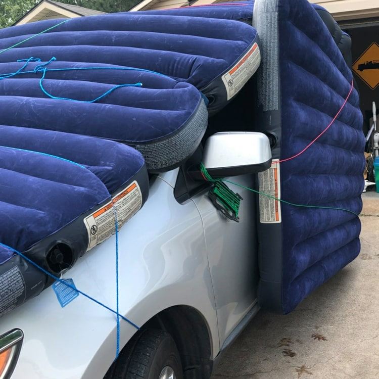 Gör-det-själv uppblåsbara madrasser som skydd mot hagel för bilar