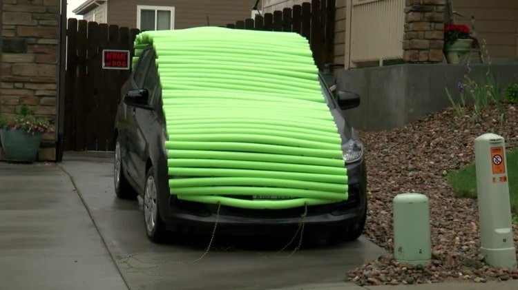 Gröna simnudlar över en bil - DIY -skydd mot hagel