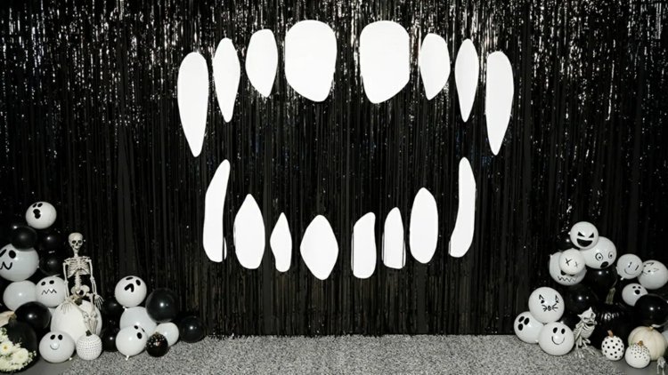 Enkel DIY Halloween -bakgrund gjord av vita tänder - tinker med ett monstertänder