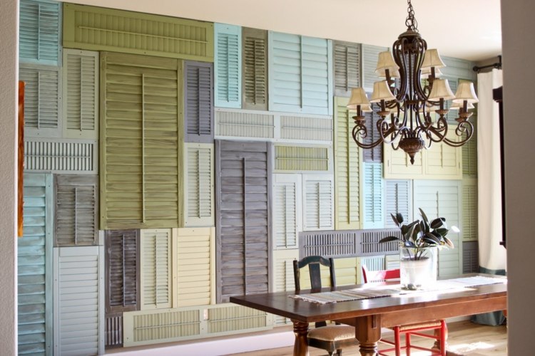 idéer levande vägg design fönsterluckor färgglada vintage ljuskrona matbord