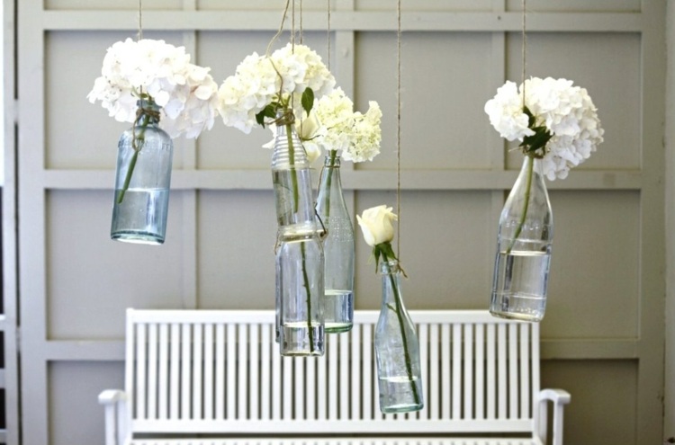 DIY idéer för levande vaser flaskor blommor träbänk