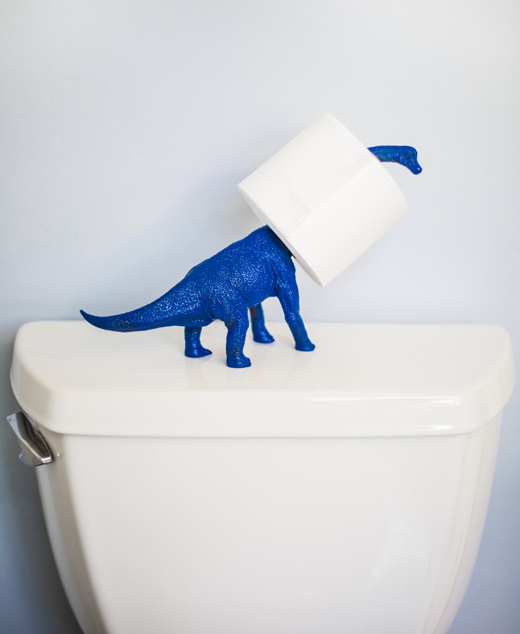 DIY-idéer -toalettpappershållare-roliga-dinosaurier-färgglada