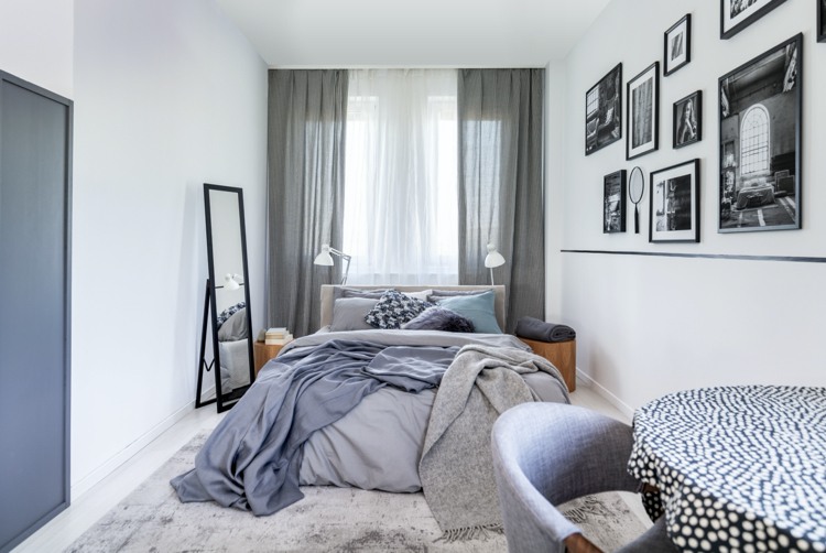 Sovrum i grått med gallerivägg i svart och vitt