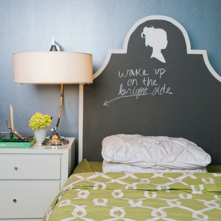 säng sänggavel vintage-blackboard-sängbord-vit-lampa