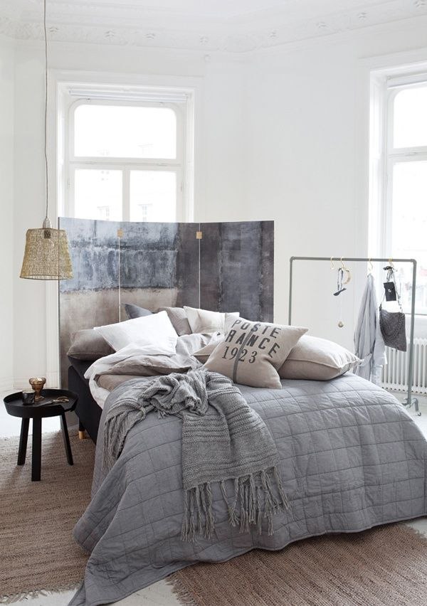 säng-överkast-grå-skärm-vintage-sänggavel-diy-svart-sängbord