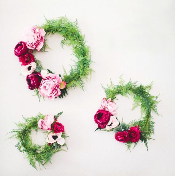 DIY krans av siden blommor tinker gröna rosor