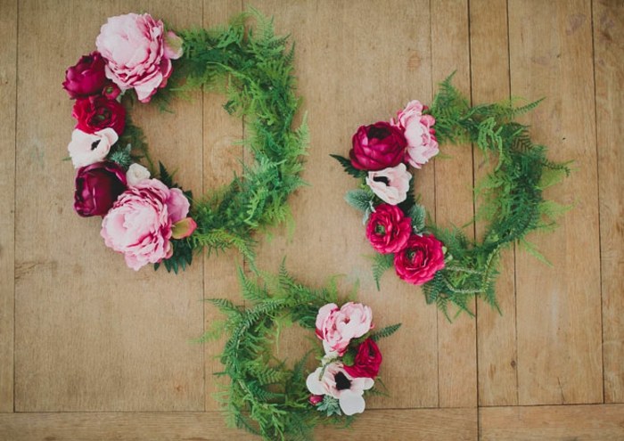 DIY krans av siden blommor rosor bordeaux ros vit tinker