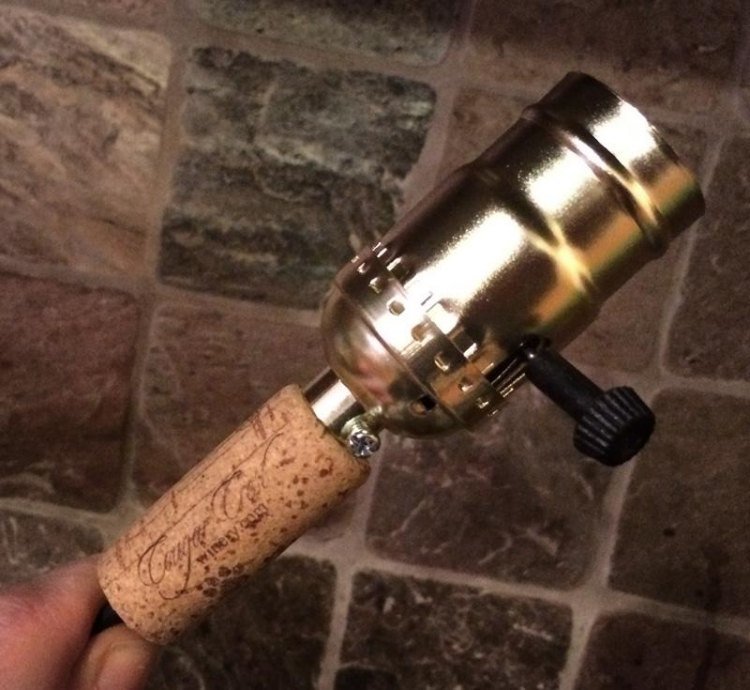 diy-lamp-flaska-gör det själv-vinflaska-lamphållare-lampa bas-adapter-kork