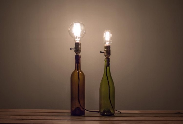 diy-lampa-flaska-gör-det-själv-vin-flaska-cool-industriell-stil-diy-bordslampa