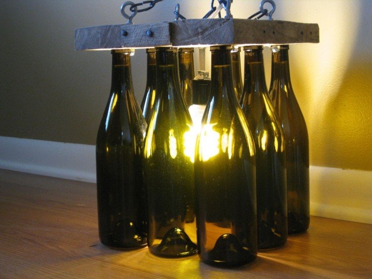 DIY-lampa-flaska-gör det själv-vinflaskor-träplatta-vintage-rustik