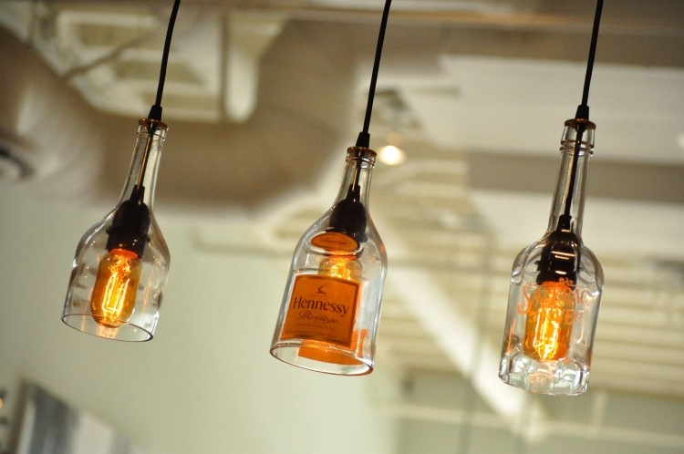 diy-lampa-flaska-gör-det-själv-hängande-lampa-industriell stil-etiketter-vintage
