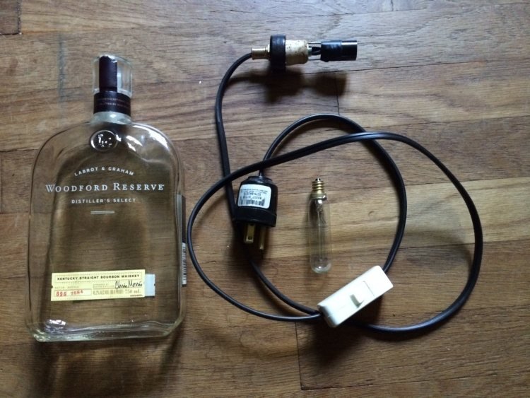 diy-lamp-flaska-gör-det-själv-whisky-transparent-glas-kabel-material