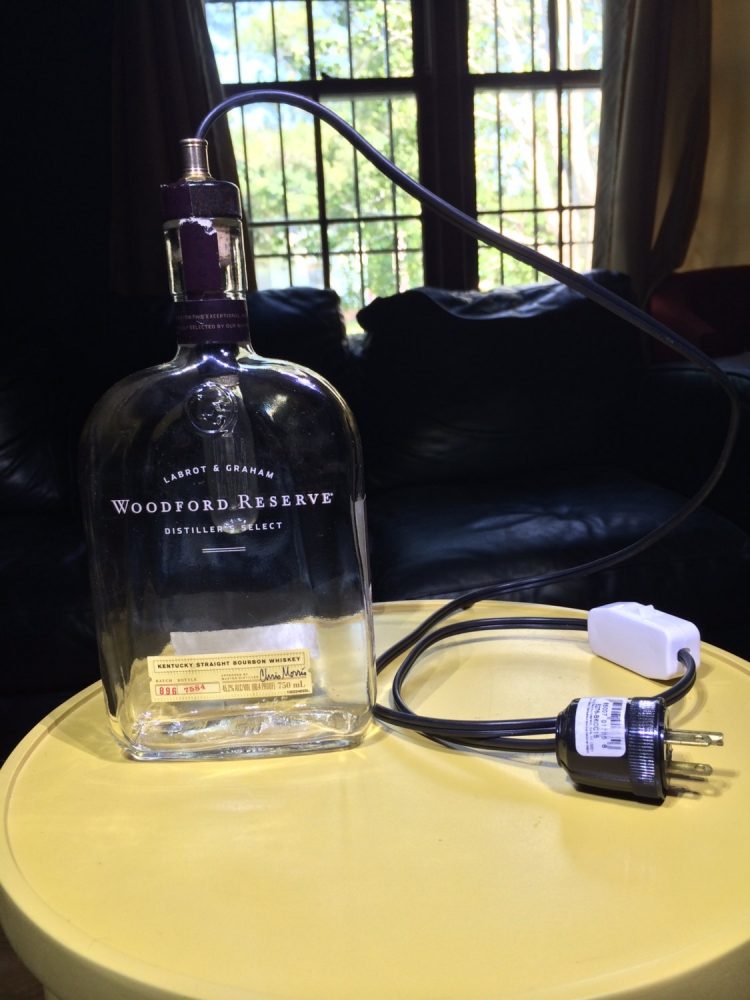 diy-lampa-flaska-gör-det-själv-whisky-glas-transparent-kabel-kontakt