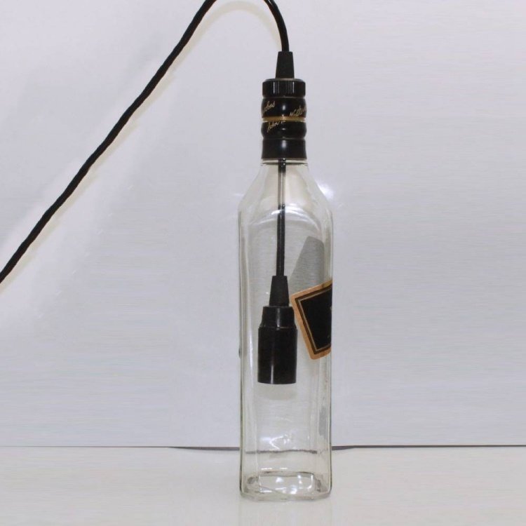 diy-lamp-flaska-gör-det-själv-whisky-transparent-svart-kabel-lamphållare