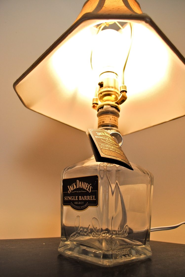diy-lampa-flaska-gör-det-själv-whisky-lampskärm-bordslampa-lampfot