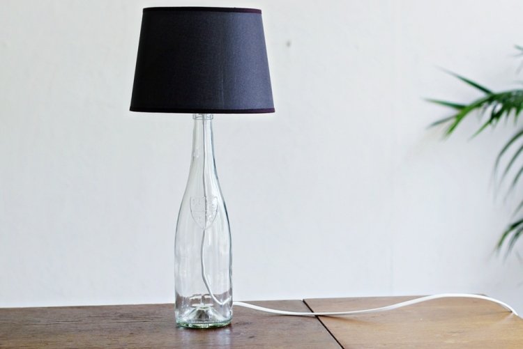 diy-lamp-flaska-gör-det-själv-vin-flaska-transparent-lampskärm-svart-kabel