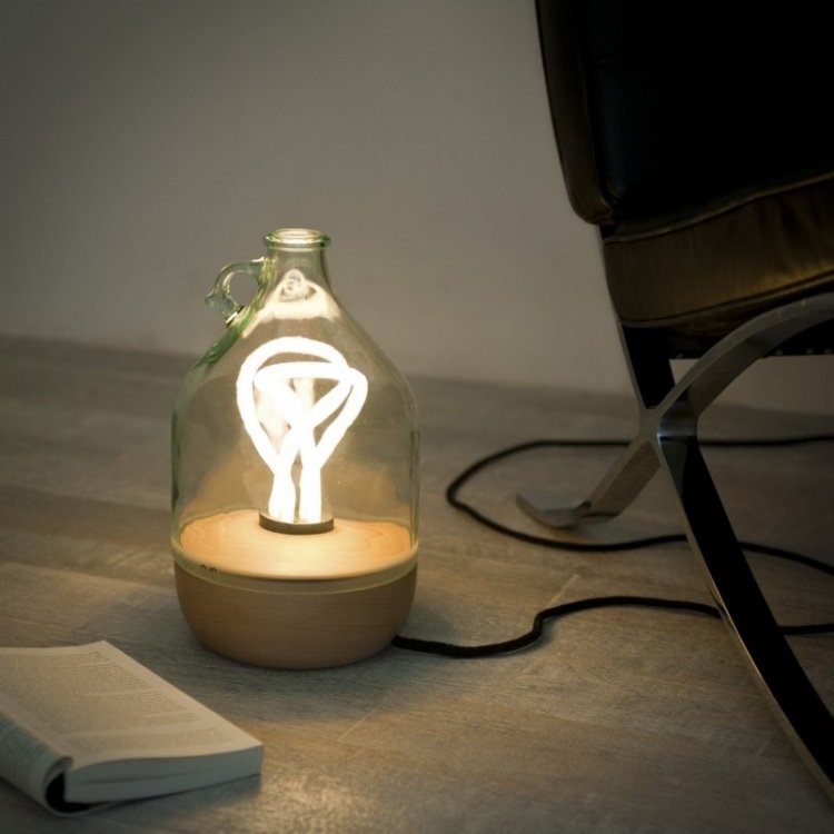 DIY-lampa-flaska-gör-det-själv-modern-glas-ballong-golv-trä