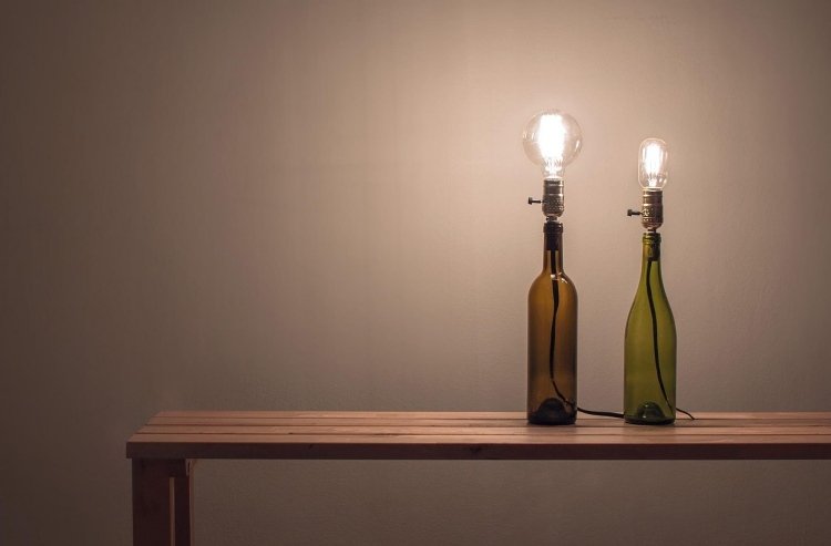 DIY-lampa-flaska-gör-det-själv-vin-flaska-diy-industriell-stil-design