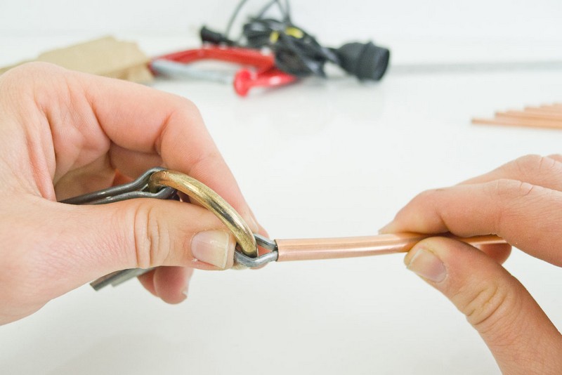 DIY-lampa-koppartråd-hantverk-instruktioner-steg-5-tråd-fäst
