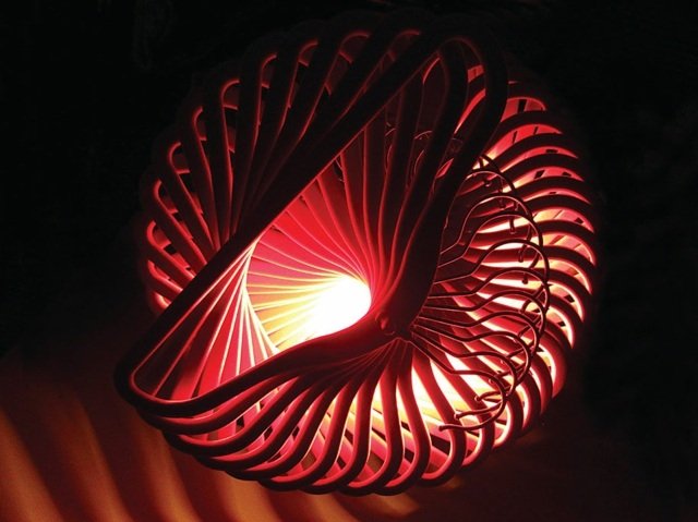 Snail-as-a-form hängande ljus gjord av klädhängare