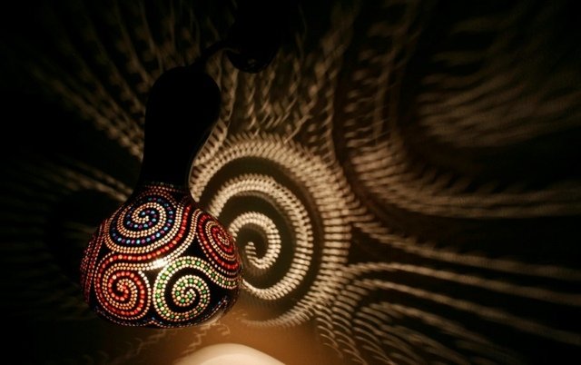 Dekorativa lampor-gör-själv-design-med-färger