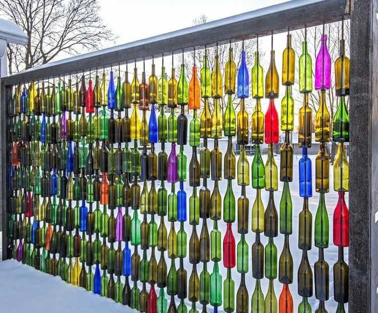 Färgglada sekretessskärm gjord av glasflaskor