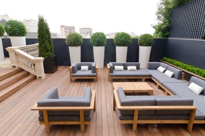 Takterrass-DIY-sekretess-skärm-för-terrass-lounge-set-rymlig träbeklädnad
