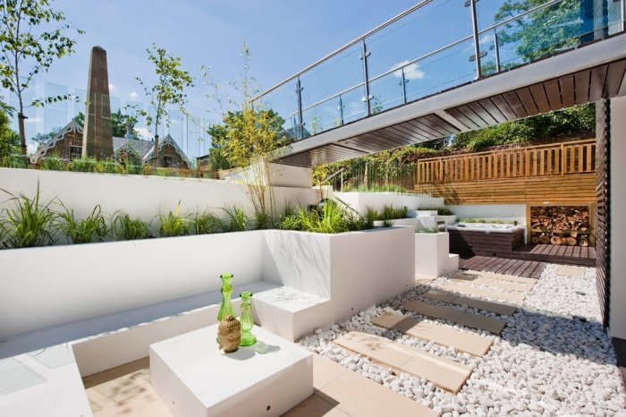 DIY-sekretess-skydd-för-terrass-idéer-minimalistisk-modern-grus-banor-design