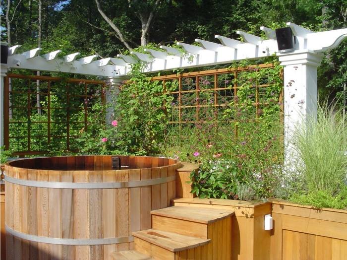 DIY-sekretess-skärm-för-terrass-spaljé-klätterväxter-bubbelpool-badkar-i-trädgården
