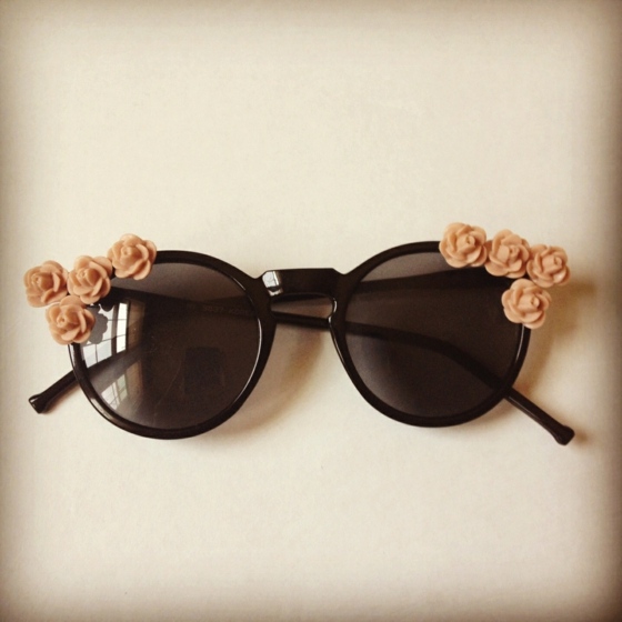 dekorera-svarta-solglasögon-med-rosenblad