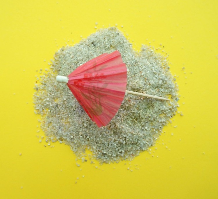 DIY terrarium med växtmaterial strandstil sandcocktailparaply