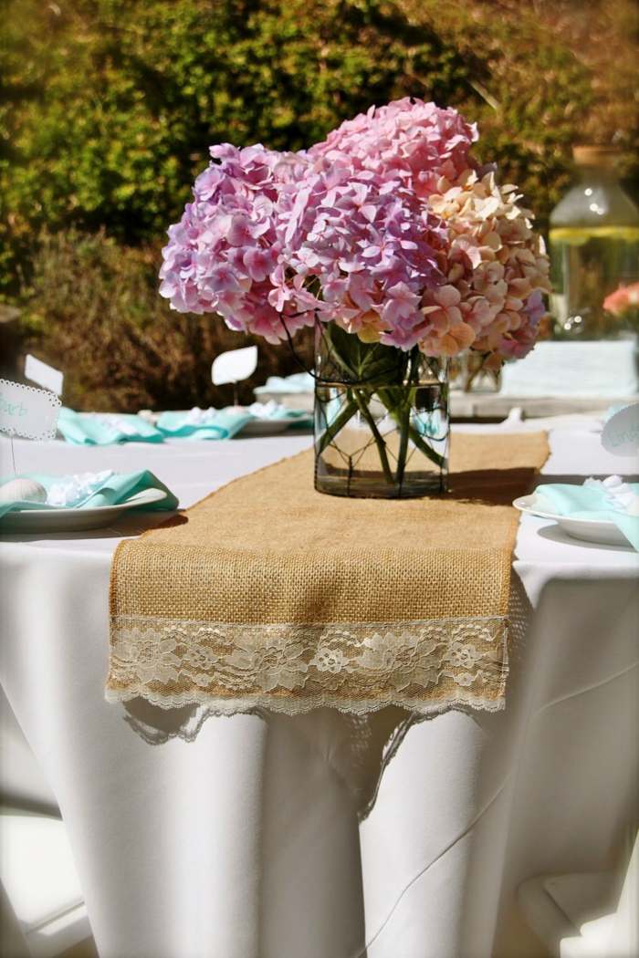 beige spets bordslöpare dekoration vintage blommor bröllop
