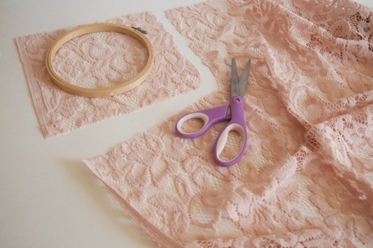 DIY drömfångare stick ring spets bordsduk klippa sax