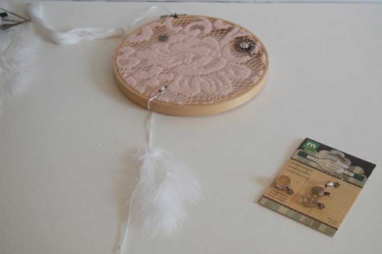 diy drömfångare fjäder vit tip stick ring idé