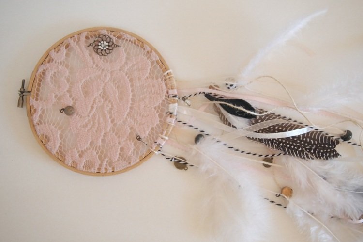 DIY drömfångare idé vintage stil dekoration spetsros