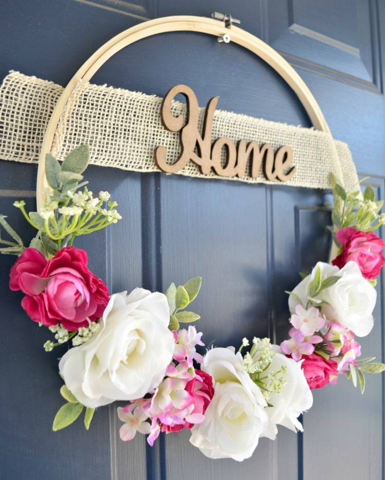 Gör en dörrkrans med en ring för våren - rosor på en broderiring och en banderoll gjord av säckväv