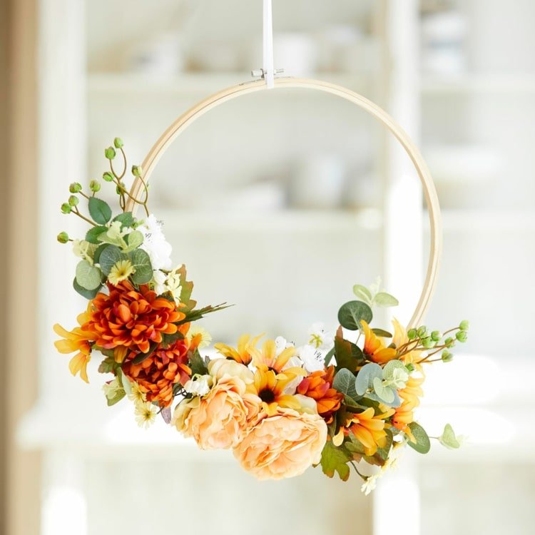 Designa en dörrkrans med en ring i varma färger - idé till vår och påsk med blommor