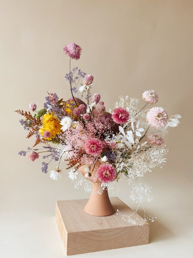 Romantiska färger för torrarrangemang för våren - rosa, ros, lila och gul