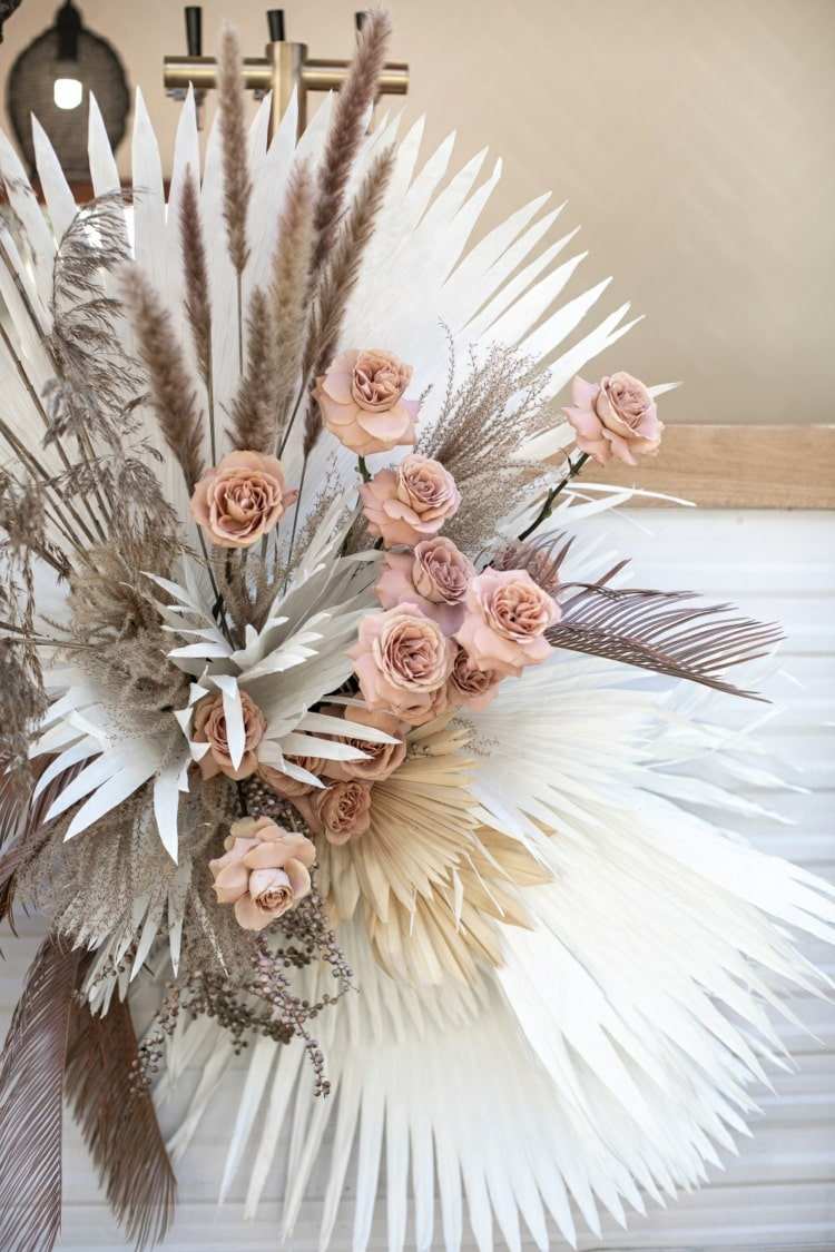 Kombinera torkade blommor och färska och dekorera med papper