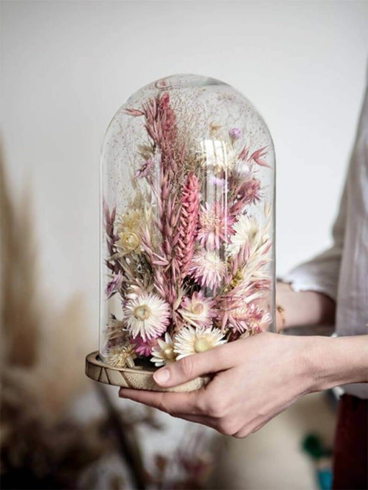 Dekorera med glasklockor och torkade blommor