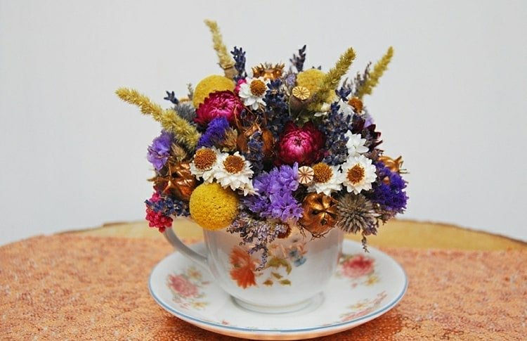 Gör ditt eget arrangemang med färgglada torkade blommor i en vintage kopp