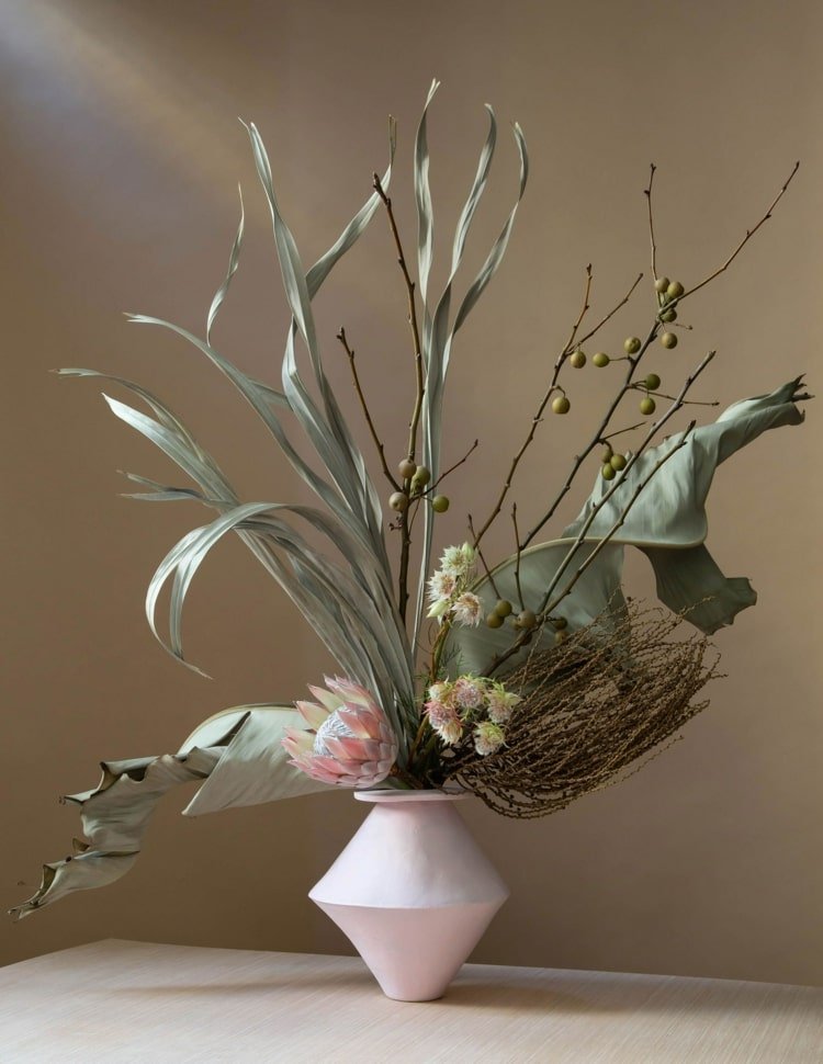 Gör torrarrangemang moderna och enkla i en vas med blommigt skum