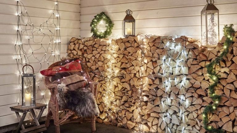 Juldekorationer på utsidan av trä - ved till jul med sagoljus