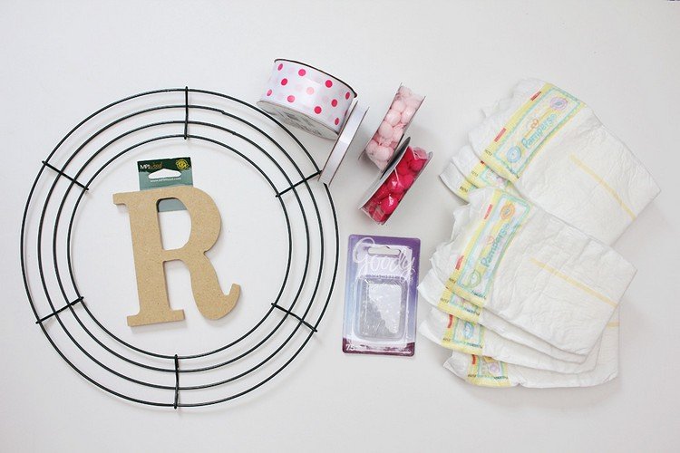 Material för DIY -blöjkrans som present till en baby shower