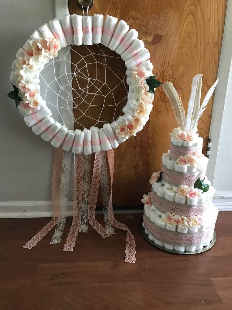 Boho baby shower presenter dreamcatcher blöjkrans och blöjtårta