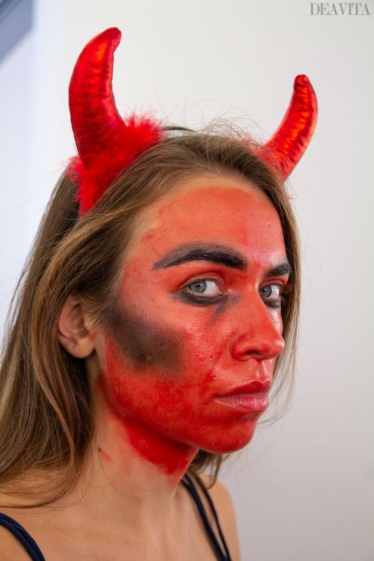 halloween smink enkel idé ansikte demon hals röd läskigt