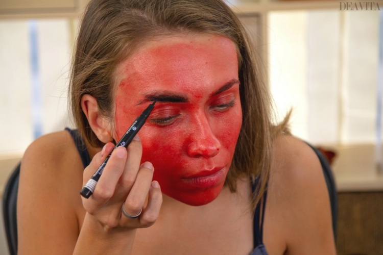 kvinna demon smink rött ansiktsfärg ögonbryn betona halloween idéer