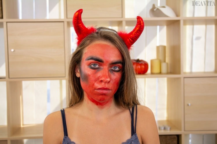 enkla halloween smink idéer demon make up röda ansiktsfärg horn
